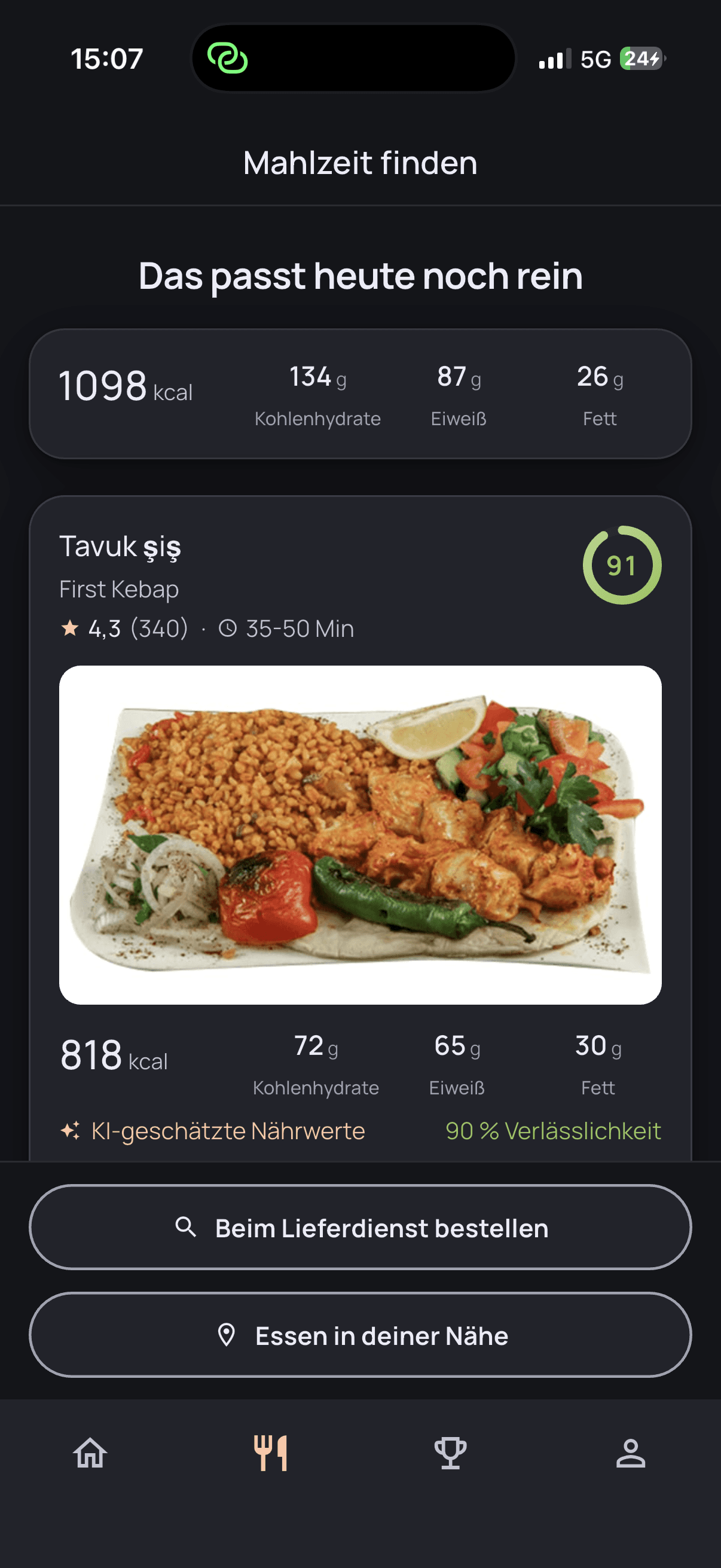 Die App zeigt, was heute noch reinpasst, und schlägt ein Gericht vor, mit Kalorien, Makros und Verlässlichkeit